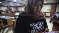 Solihah bersama sejumlah korban melakukan gugatan class action terhadap 10 tergugat dan 1 pihak terkait. Dari 10 itu, 5 tergugat dikeluarkan dari daftar karena sudah menempuh jalur damai. 