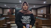 Solihah, orangtua korban gangguan ginjal akut pada anak (GGAPA) menunjukan foto anaknya seusai menjalani sidang lanjutan gugatan class action GGAPA di Pengadilan Negeri Jakarta Pusat, Jakarta, Selasa (18/7/2023). 