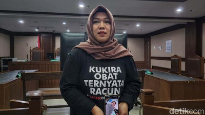 Bawa Foto Korban, Ibu Ini Hadiri Sidang Gugatan Gangguan Ginjal Akut