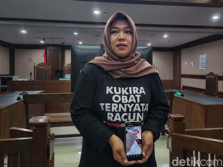 Bawa Foto Korban, Ibu Ini Hadiri Sidang Gugatan Gangguan Ginjal Akut