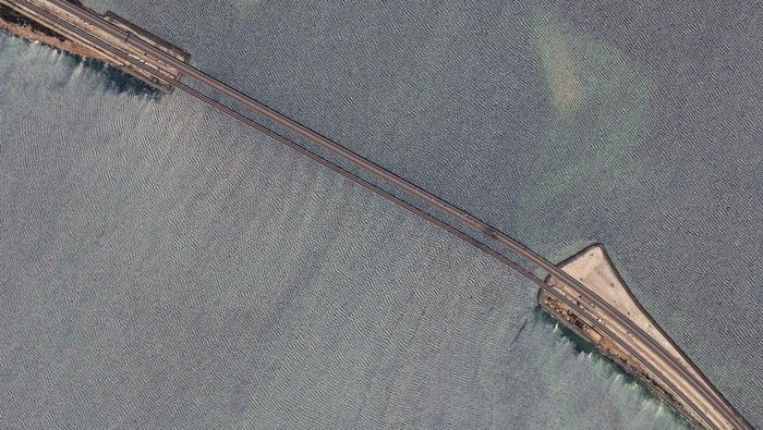Sebuah ledakan mengguncang jembatan Crimea yang menghubungkan wilayah Ukraina bagian timur dengan daratan utama Rusia. Begini kondisi terkini jembatan tersebut.
