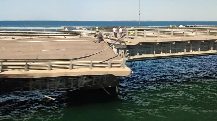 Sebuah ledakan mengguncang jembatan Crimea yang menghubungkan wilayah Ukraina bagian timur dengan daratan utama Rusia. Begini kondisi terkini jembatan tersebut.