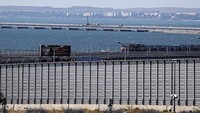 Putin meminta otoritas negaranya, termasuk FSB, untuk menyelidiki insiden tersebut dan meminta langkah-langkah untuk mengamankan fasilitas transportasi yang penting secara strategis dari serangan di masa depan. AP Photo. 