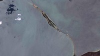 Jembatan buatan Rusia itu juga sudah hancur sebagian dalam serangan bom truk pada Oktober 2022 lalu. Satellite image ©2023 Maxar Technologies via AP. 
