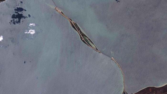 Sebuah ledakan mengguncang jembatan Crimea yang menghubungkan wilayah Ukraina bagian timur dengan daratan utama Rusia. Begini kondisi terkini jembatan tersebut.