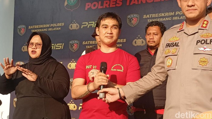 Budyanto Djauhari menganiaya istrinya hingga terluka parah. Polisi menyebut korban awalnya mencurigai Budyanto selingkuh hingga akhirnya terjadi KDRT. (Adrial A/detikcom)