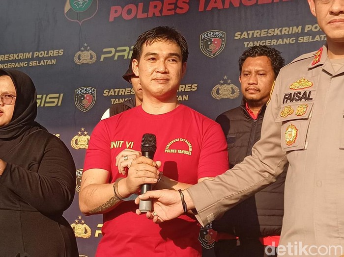 Budyanto Djauhari menganiaya istrinya hingga terluka parah. Polisi menyebut korban awalnya mencurigai Budyanto selingkuh hingga akhirnya terjadi KDRT. (Adrial A/detikcom)