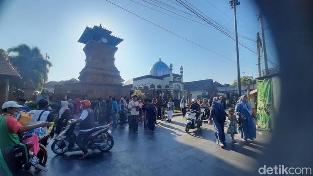 Suasana kompleks Menara, Masjid, dan Makam Sunan Kudus, Selasa (18/7/2023).