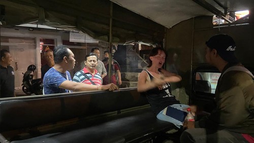 WNA perempuan yang belum diketahui identitasnya mengamuk dan memecahkan pintu kaca klinik, Senin (17/7/2023) malam.