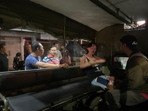 Bule Cewek yang Ngamuk-Pecahkan Kaca Klinik Diduga Skizofrenia