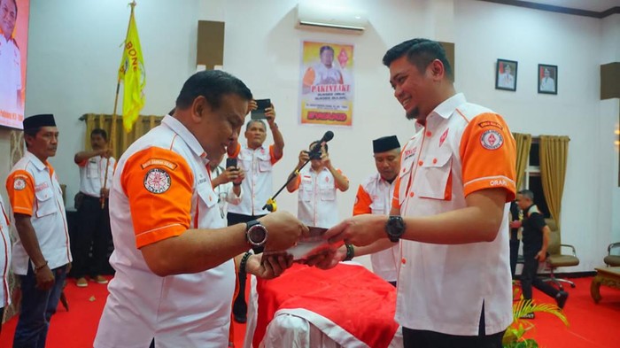Bupati Bone Andi Fahsar Mahdin Padjalangi resmi dilantik sebagai Ketua Organisasi Amatir Radio Indonesia (Orari) Lokal Bone.