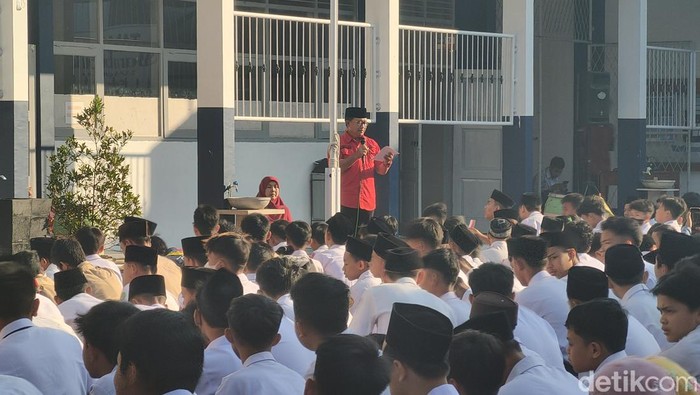 Bupati Cianjur Herman Suherman saat meninjau MPLS di salah satu sekolah di Cianjur, Selasa (18/7/2023).