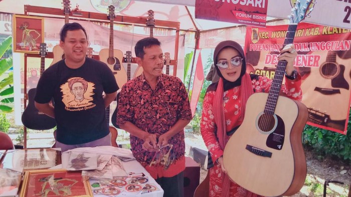 Bupati Klaten Sri Mulyani saat meninjau stand UMKM di forum bisnis 2023.