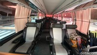 bus ini menggunakan konfigurasi tempat duduk 2-1 dengan total 28 jok penumpang. Dengan konfigurasi ini, bangku penumpang jadi sangat nyaman. Joknya menggunakan lapisan kulit, posisi sandaran bisa diatur, dan terdapat sandaran betis untuk kenyamanan. Benar-benar nyaman menjadi penumpang bus Hyundai Universe ini. Foto: Rangga Rahadiansyah/detikOto
