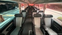 Masuk ke dalam bus, bau khas lapisan leather pada mobil baru tercium. Kami langsung mencari posisi tempat duduk yang nyaman. Kami memlih duduk di bangku paling depan agar bisa melihat pemandangan lebih leluasa. Foto: Rangga Rahadiansyah/detikOto