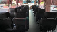Bus Hyundai Universe juga telah dibekali sistem suspensi udara. Meski melewati jalan bergelombang, bus tetap anteng dan memberikan kenyamanan ekstra. Kami tidak mual-mual selama menjadi penumpang bus Hyundai Universe ini.  Foto: Rangga Rahadiansyah/detikOto