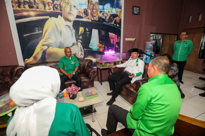 Plt Ketua Umum Partai Persatuan Pembangunan (PPP) Muhamad Mardiono menunjukkan momen tidak ada jarak antara sesama pengurus partai. Hal ini dibuktikan dengan kunjungan ke rumah Ketua Pengurus Anak Cabang (PAC) PPP Baruga, Muhamad Muhlisin (Muhlis) di Kendari, Sultra.