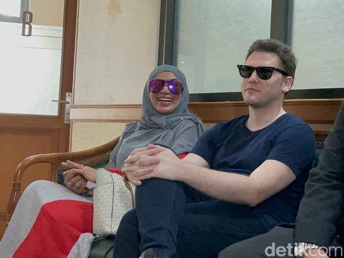 Cinta Penelope saat menghadiri sidang perdana cerai dengan suami di PA Selatan.