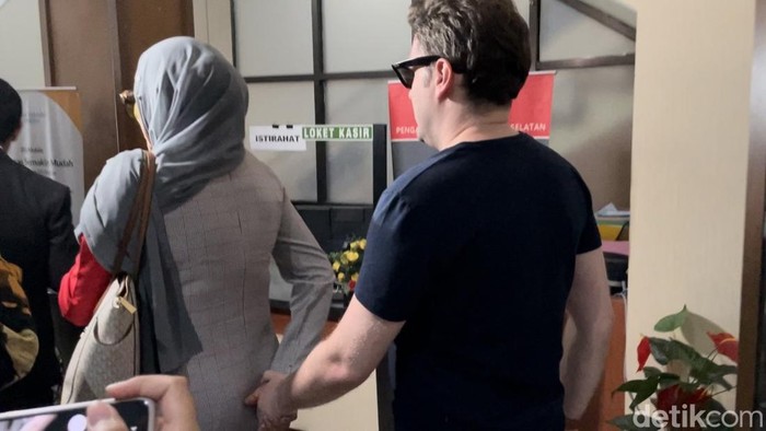 Cinta Penelope saat menghadiri sidang perdana cerai dengan suami di PA Selatan.