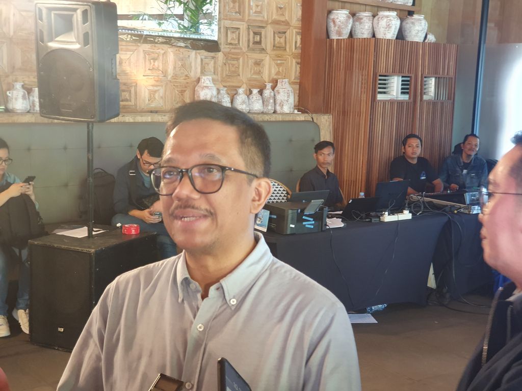 Direktur Niaga dan Layanan Garuda Indonesia Ade R. Susardi seusai konferensi pers event Garuda Indonesia Online Travel Fair (GOTF) 2023 di Canna Bali, Benoa, Kuta, Bali, Selasa (18/7/2023). (Ronatal Siahaan/detikBali).