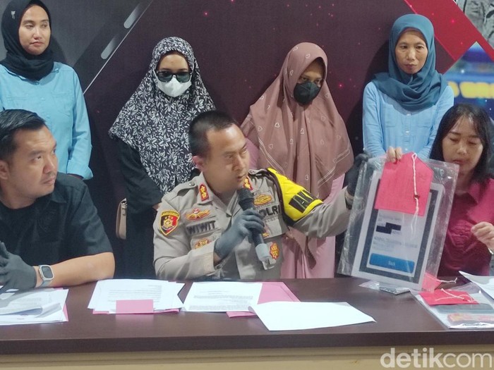 Dua tersangka kasus jual bayi dihadirkan di Mapolrestabes Semarang, Selasa (18/7/2023).