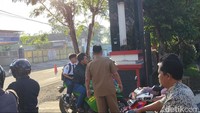 Hari pertama Farel Prayoga masuk SMP diantar kakaknya naik motor. Penyanyi yang makin moncer sejak diundang ke Istana pada HUT ke-77 RI itu tampak semringah. (Foto: Eka Rimawati/detikJatim)