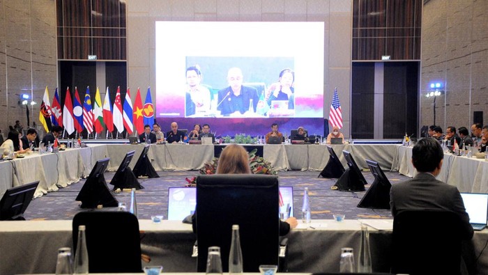 Forum tersebut dihadiri oleh sejumlah delegasi berbagai negara untuk membahas sejumlah isu seperti perdagangan dan investasi.