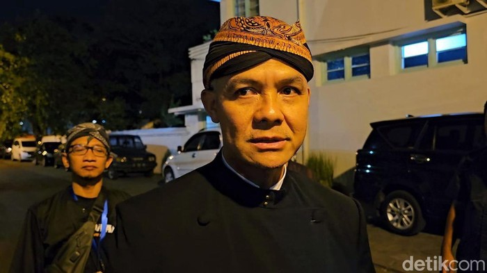 Ganjar Pranowo mengikuti kirab pusaka malam 1 Suro di Puro Mangkunegaran, Selasa (18/7/2023).