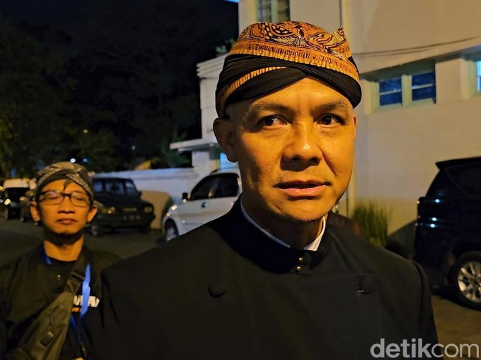 Ganjar Pranowo mengikuti kirab pusaka malam 1 Suro di Puro Mangkunegaran, Selasa (18/7/2023).