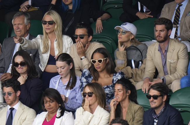 Di luar kemenangan petenis Spanyol Carlos Alcaraz atas Novak Djokovic dari Serbia di final tunggal pria Wimbledon 2023, sorotan rupanya juga tertuju pada Ariana Grande. Keberadaannya tanpa suami di antara penonton di Center Court Wimbledon, London, Minggu (16/7/2023), mengundang rumor perceraian. (Foto: AP Photo/Kirsty Wigglesworth)