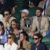 Di luar kemenangan petenis Spanyol Carlos Alcaraz atas Novak Djokovic dari Serbia di final tunggal pria Wimbledon 2023, sorotan rupanya juga tertuju pada Ariana Grande. Keberadaannya tanpa suami di antara penonton di Center Court Wimbledon, London, Minggu (16/7/2023), mengundang rumor perceraian. (Foto: AP Photo/Kirsty Wigglesworth)