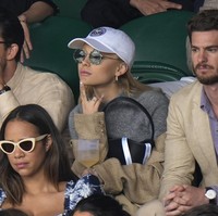 Namun, aksesori ‘wajib’ berupa cincin kawin nihil dari penampilannya kali ini. Absennya cincin tersebut makin menguatkan rumor keretakan rumah tangga perempuan 30 tahun itu. (Foto: AP Photo/Kirsty Wigglesworth)