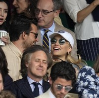 Penyanyi yang juga aktris itu terlihat duduk di antara aktor Andrew Garfield dan Jonathan Bailey, lawan mainnya di film ‘Wicked’. Kali ini, suami Ariana, Dalton Gomez, absen menemani. (Foto: AP Photo/Kirsty Wigglesworth)