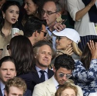 Gaya kasual menjadi andalan Ariana Grande. Berbalut sweater abu-abu yang dibungkus blazer coklat, ia juga memakai topi baseball putih berlogo Wimbledon dan sunnies (kacamata berwarna) sehingga wajahnya hampir tak dikenali. Apalagi rambutnya kini lebih pirang. (Foto: AP Photo/Kirsty Wigglesworth)