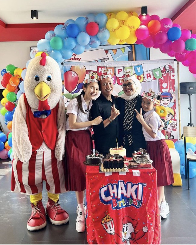 Ini bukan kali pertama Ayu Ting Ting bergaya dengan seragam sekolah. Sebelumnya Ayu Ting Ting pernah mengenakan seragam SD saat merayakan ulang tahun sang ayah. Foto: Dok. Instagram Ayu Ting Ting