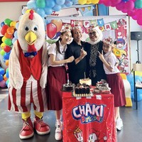 Ini bukan kali pertama Ayu Ting Ting bergaya dengan seragam sekolah. Sebelumnya Ayu Ting Ting pernah mengenakan seragam SD saat merayakan ulang tahun sang ayah. Foto: Dok. Instagram Ayu Ting Ting