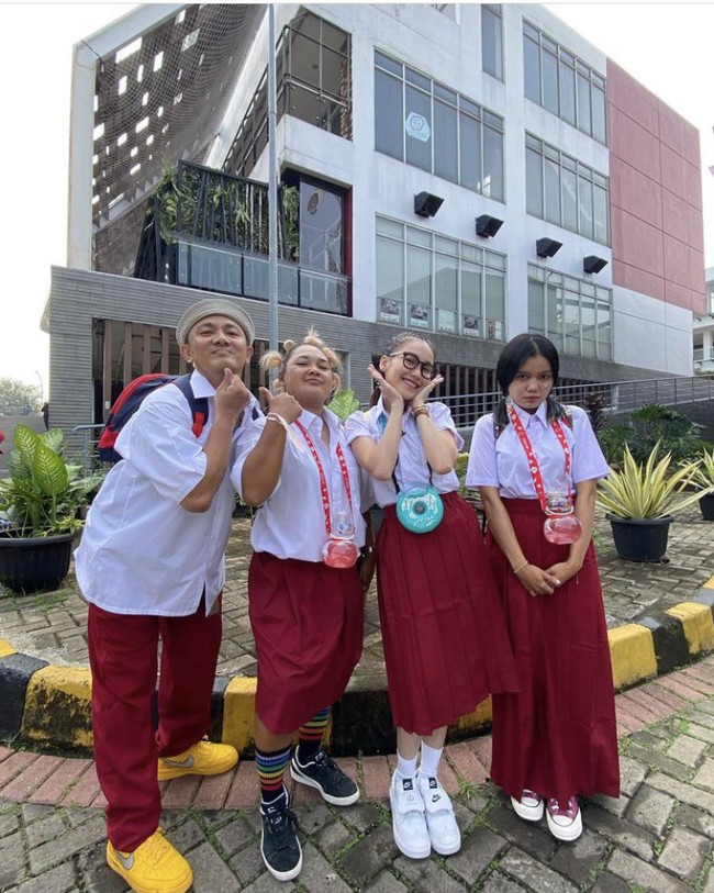 Bagaimana menurutmu dengan penampilan Ayu Ting Ting ini? Apakah masih cocok menjadi anak sekolah? Foto: Dok. Instagram Ayu Ting Ting