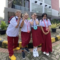 Bagaimana menurutmu dengan penampilan Ayu Ting Ting ini? Apakah masih cocok menjadi anak sekolah? Foto: Dok. Instagram Ayu Ting Ting