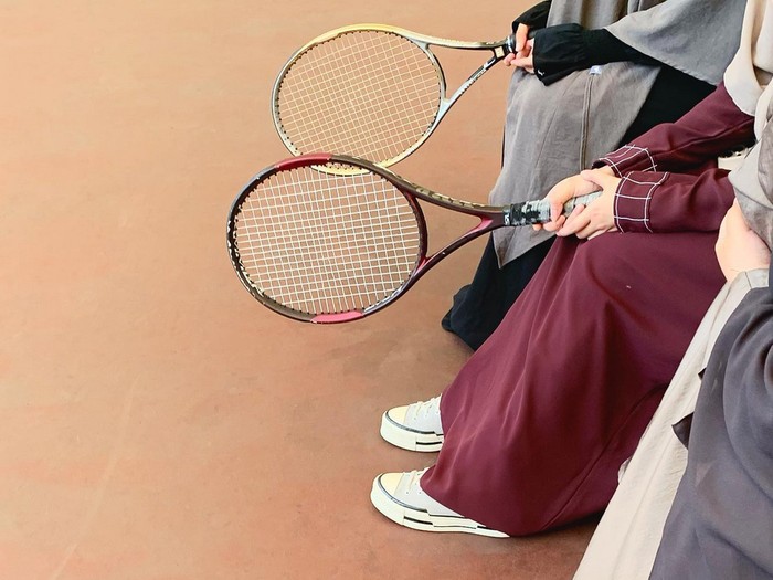 Natasha Rizky Pradita main tenis pakai gamis banjir pujian dari netizen.
