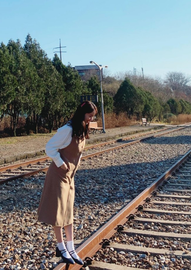 Gaya keseharian Yoona mirip dengan Cheon Sa-Rang yang suka tampil kasual. Namun penampilannya tetap stylish. Foto: Instagram @yoona_lim