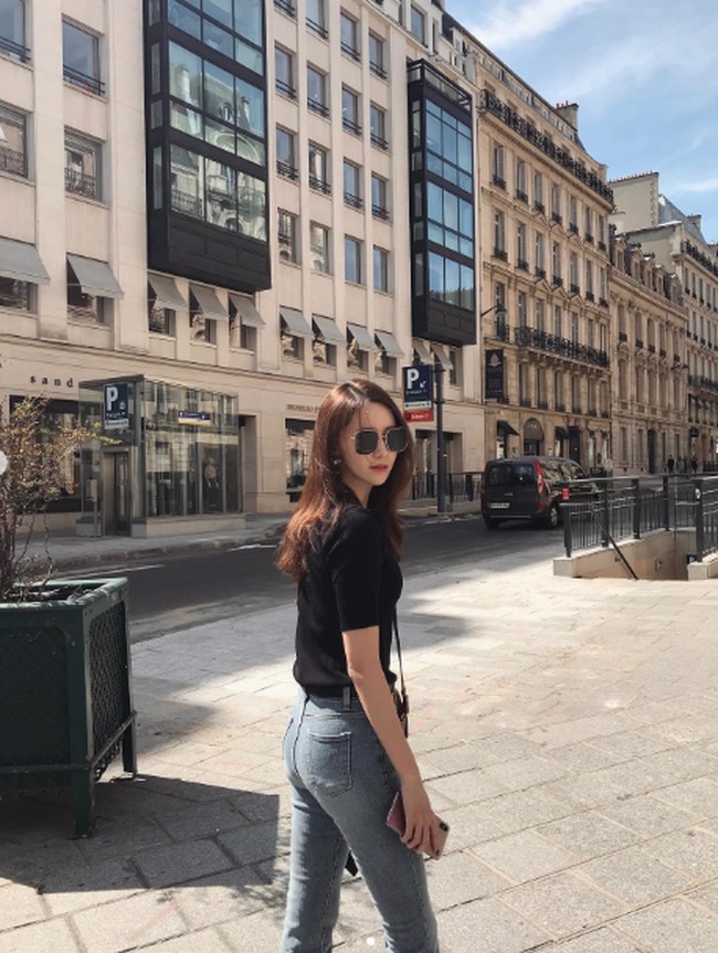 Ada beberapa gaya street style Yoona yang juga tampak santai. Sneakers tampaknya menjadi andalan Yoona saat berpergian.  Foto: Instagram @yoona_lim