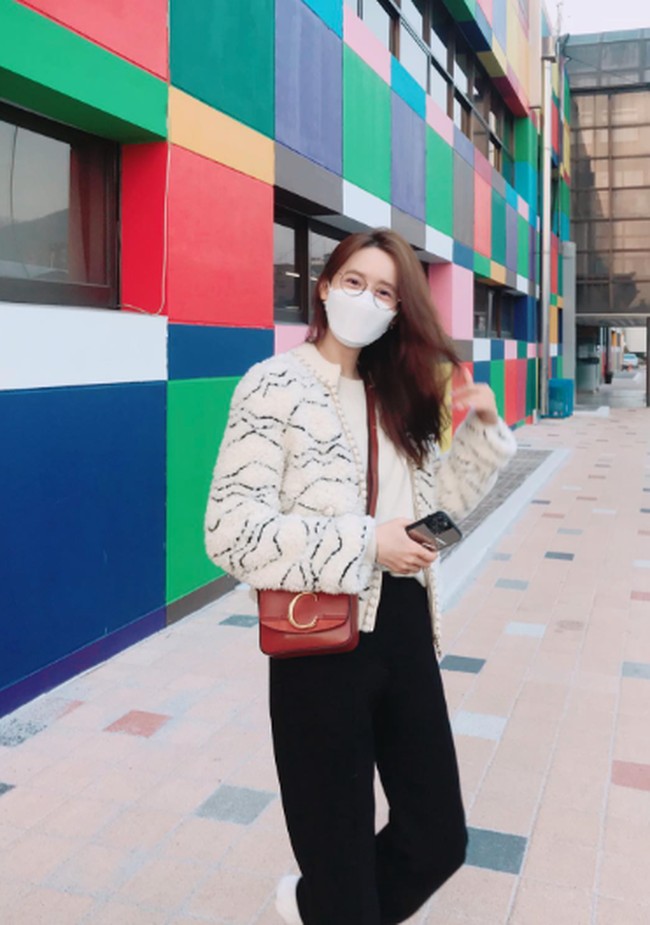 Tampilan street style Yoona sering diimbangi dengan gaya rambut messy yang natural dan cantik. Foto: Instagram @yoona_lim