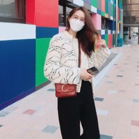 Tampilan street style Yoona sering diimbangi dengan gaya rambut messy yang natural dan cantik. Foto: Instagram @yoona_lim