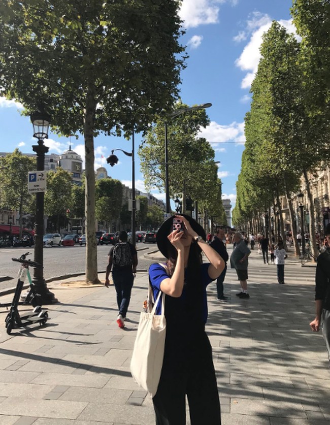 Dalam foto street style lainnya, Yoona juga tampak senang menggunakan topi ketika pergi berlibur.  Foto: Instagram @yoona_lim