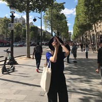 Dalam foto street style lainnya, Yoona juga tampak senang menggunakan topi ketika pergi berlibur.  Foto: Instagram @yoona_lim