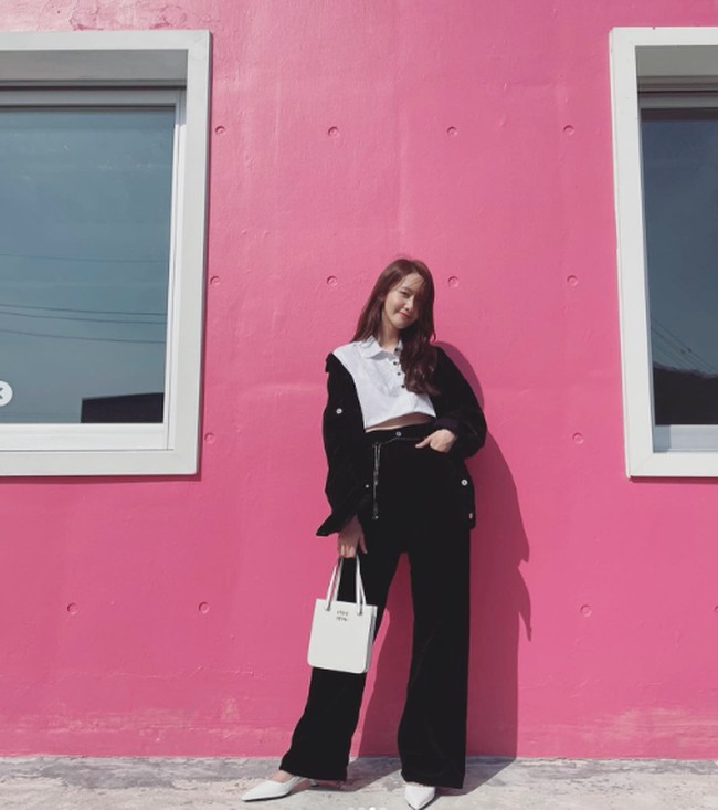 Beberapa kali Yoona juga tampil lebih anggun mengenakan high heels. Foto: Instagram @yoona_lim