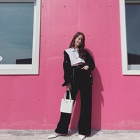 Beberapa kali Yoona juga tampil lebih anggun mengenakan high heels. Foto: Instagram @yoona_lim