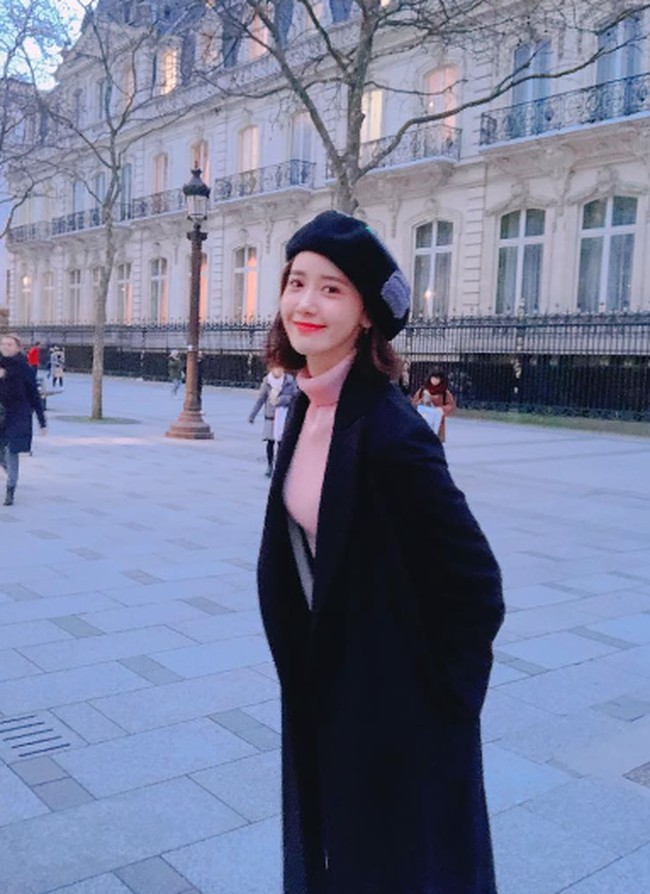 Setelan baju polos menjadi andalan untuk tampilan street style yang clean dan simple. Foto: Instagram @yoona_lim