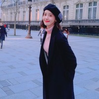 Setelan baju polos menjadi andalan untuk tampilan street style yang clean dan simple. Foto: Instagram @yoona_lim