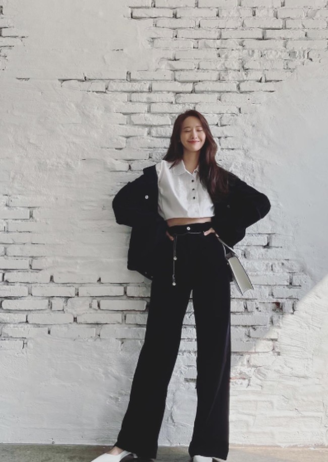 Yoona kini bermain di drama King the Land bersama Lee Jun-ho. Ia berperan sebagai Cheon Sa-Rang yang bekerja di hotel milik keluarga Lee Jun-ho. Foto: Instagram @yoona_lim Foto: Instagram @yoona_lim